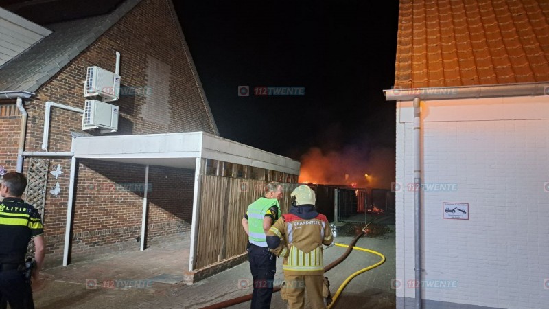 Groot tuinhuis gaat in vlammen op achter woning in Almelo