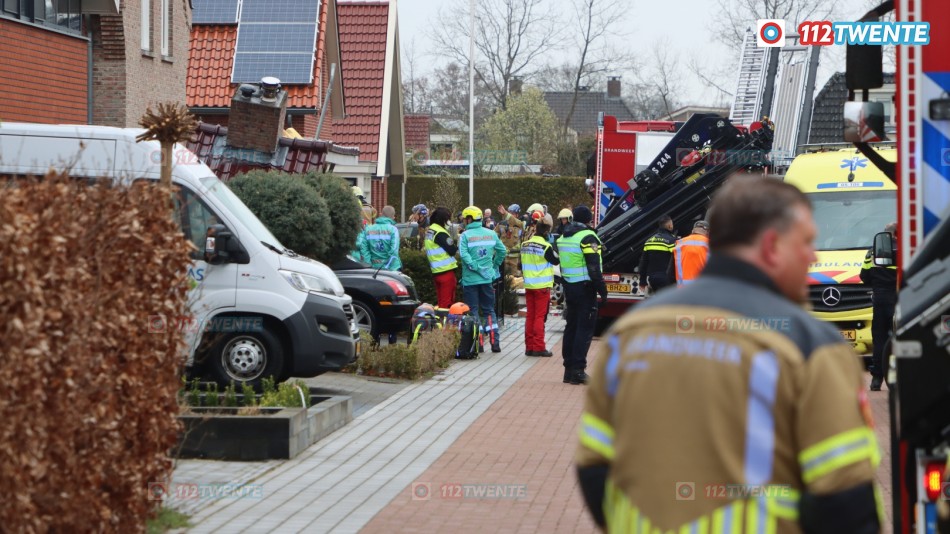 Vrijstaande woning in Oldenzaal ingestort (GRIP 3), drie personen levend onder puin vandaan gehaald