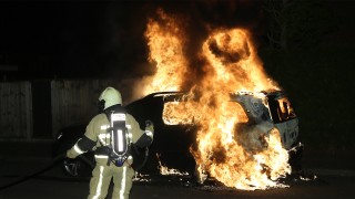 Auto verwoest door brand in Overdinkel