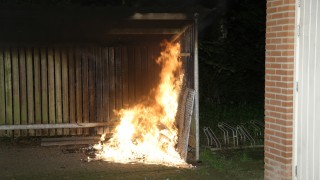 Brandweer blust brand bij klootschietvereniging in Overdinkel