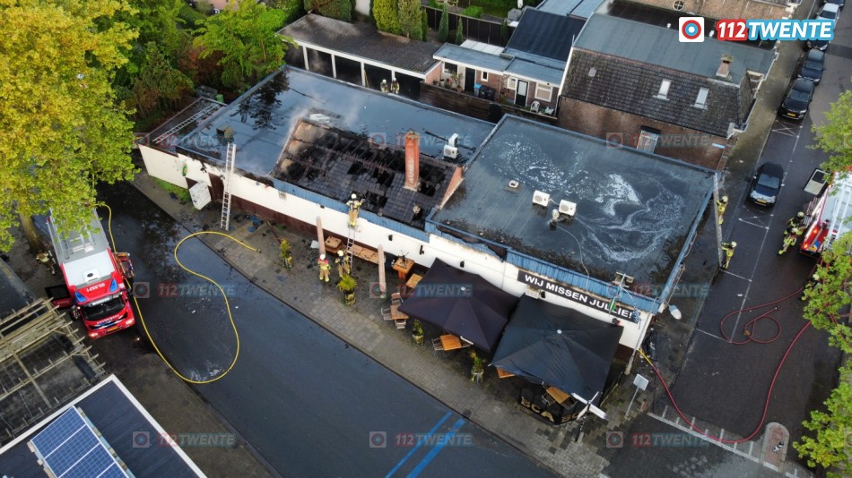 Grote uitslaande brand verwoest supporterscafé in Almelo