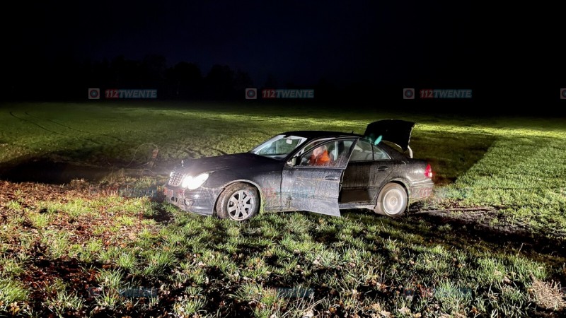 Wilde achtervolging door Twente: één gewonde, twee aanhoudingen en politieauto in de sloot