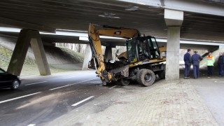 Graafmachine botst tegen viaduct in Bornerbroek