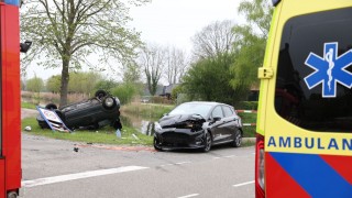 Twee gewonden bij aanrijding in Hellendoorn, auto op de kop