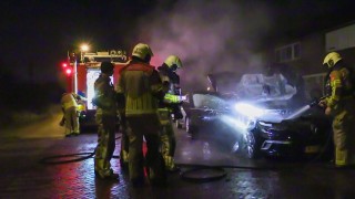 Opnieuw geparkeerde auto verwoest door brand in Enschede