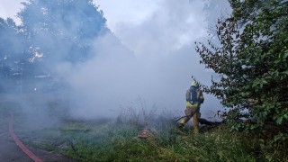 Brandweer blust flinke buitenbrand bij Glanerbrug