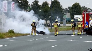 Motorrijder gewond bij ernstig ongeval in Enschede, motor vliegt in brand