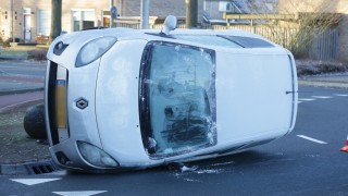 Auto op de kant bij ongeval op rotonde in Rijssen