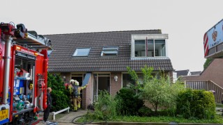 Brandweer blust woningbrand in Wierden