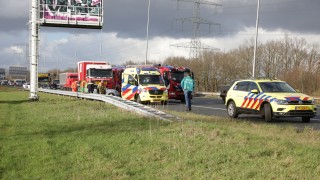 Brandweer bevrijdt gewonde bestuurder uit auto op de A35