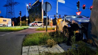 Gewonde en grote schade bij aanrijding in Enschede: taxi ramt verkeerskast
