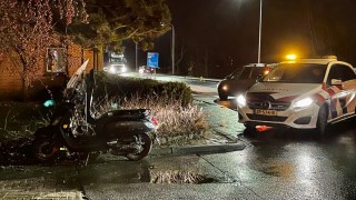Scooterrijdster gewond na val in Weerselo