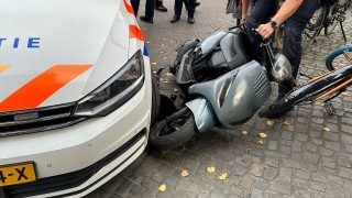 Jongemannen op scooter zonder helm door centrum Enschede: taser aangetroffen