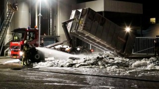Brandweer blust containerbrand op bedrijfsterrein in Enschede