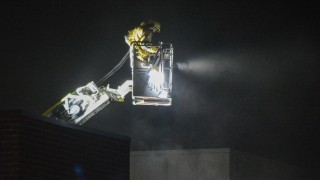 Brandweer blust brand bij bedrijfspand in Hengelo, sterke brandlucht in omgeving
