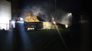 Brand in berg compost in Goor, sluit ramen en deuren