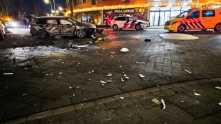 Automobilist veroorzaakt enorme ravage in Hengelo
