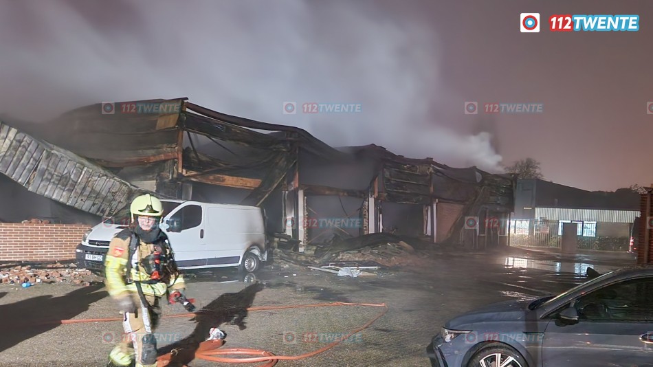 Vlammenzee verwoest autobedrijf in Enschede