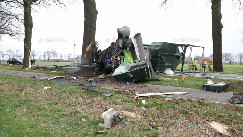 Ravage na ongeval op de N346 bij Lochem: vrachtwagen ramt vijf bomen en kantelt