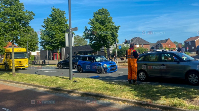 Vier auto's botsen op de Oldenzaalsestraat in Hengelo