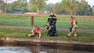 Hulpdiensten redden ree&euml;n van verdrinkingsdood in Daarlerveen