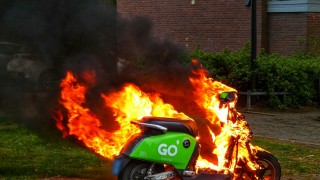 Deelscooter gaat in vlammen op in Enschede