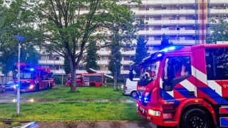 Brandweer rukt met meerdere eenheden uit voor brandmelding in flatgebouw Enschede