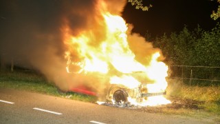 Geparkeerde auto verwoest door brand in Glane