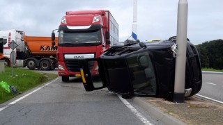 Auto op de kant bij aanrijding met vrachtwagen in Vriezenveen