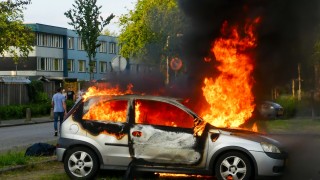 Auto gaat in vlammen op in Enschede