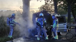 Auto verwoest door brand in Oldenzaal