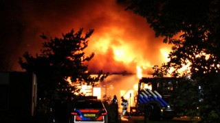 Schuur volledig in brand op recreatiepark in Hoge Hexel, politie onderzoekt derde brand