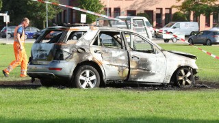 Auto gaat in vlammen op in Almelo, politie doet onderzoek