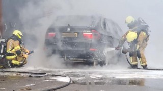 Auto gaat in vlammen op in Borne
