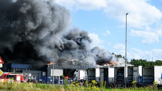 Zeer grote uitslaande industriebrand in Almelo