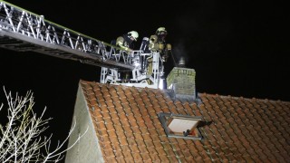 Brandweer blust schoorsteenbrand in Wierden