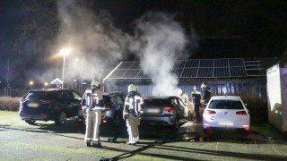 Geparkeerde auto in brand in Rijssen, politie doet onderzoek
