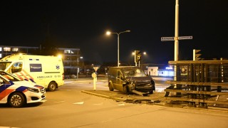 Automobilist botst tegen hekwerk in Almelo