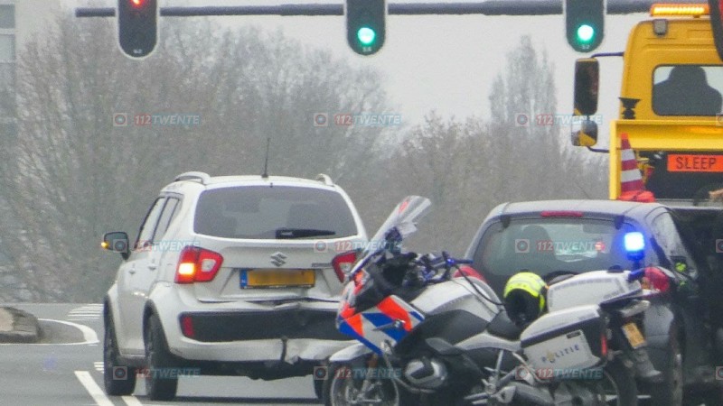 Auto's botsen op de Zuiderval in Enschede