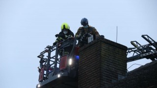 Brandweer blust schoorsteenbrand in Glane
