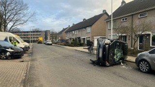 Auto op de kant bij aanrijding in Almelo: vier auto's beschadigd