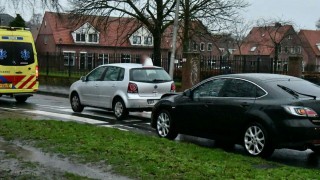 Auto's botsen bij zebrapad Pathmossingel in Enschede