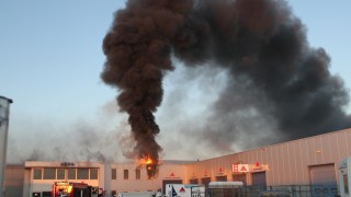 Grote uitslaande brand bij bedrijfspand in Nijverdal, veel rookontwikkeling