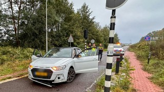 Auto gelanceerd door poller langs de N35 bij Wierden