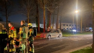 Auto brand uit in Hengelo, politie doet onderzoek