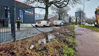 Automobilist veroorzaakt enorme ravage bij ongeval in Enschede