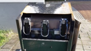 Politie zoekt daders brandstichting kledingcontainer in Haaksbergen