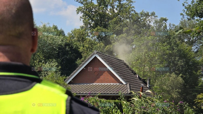 Brandweer blust brand in bijgebouw in Lonneker