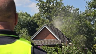 Brandweer blust brand in bijgebouw in Lonneker