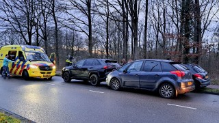 Drie auto's botsen in Enschede